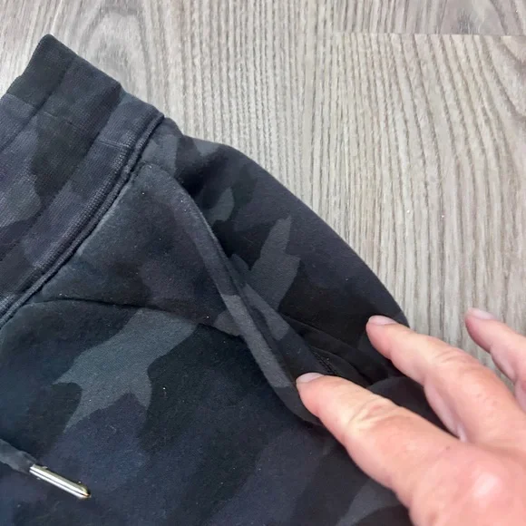 Lululemon Scuba Heritage black/gray Camo Sweatpants/Joggers - Picture 7 of 12
